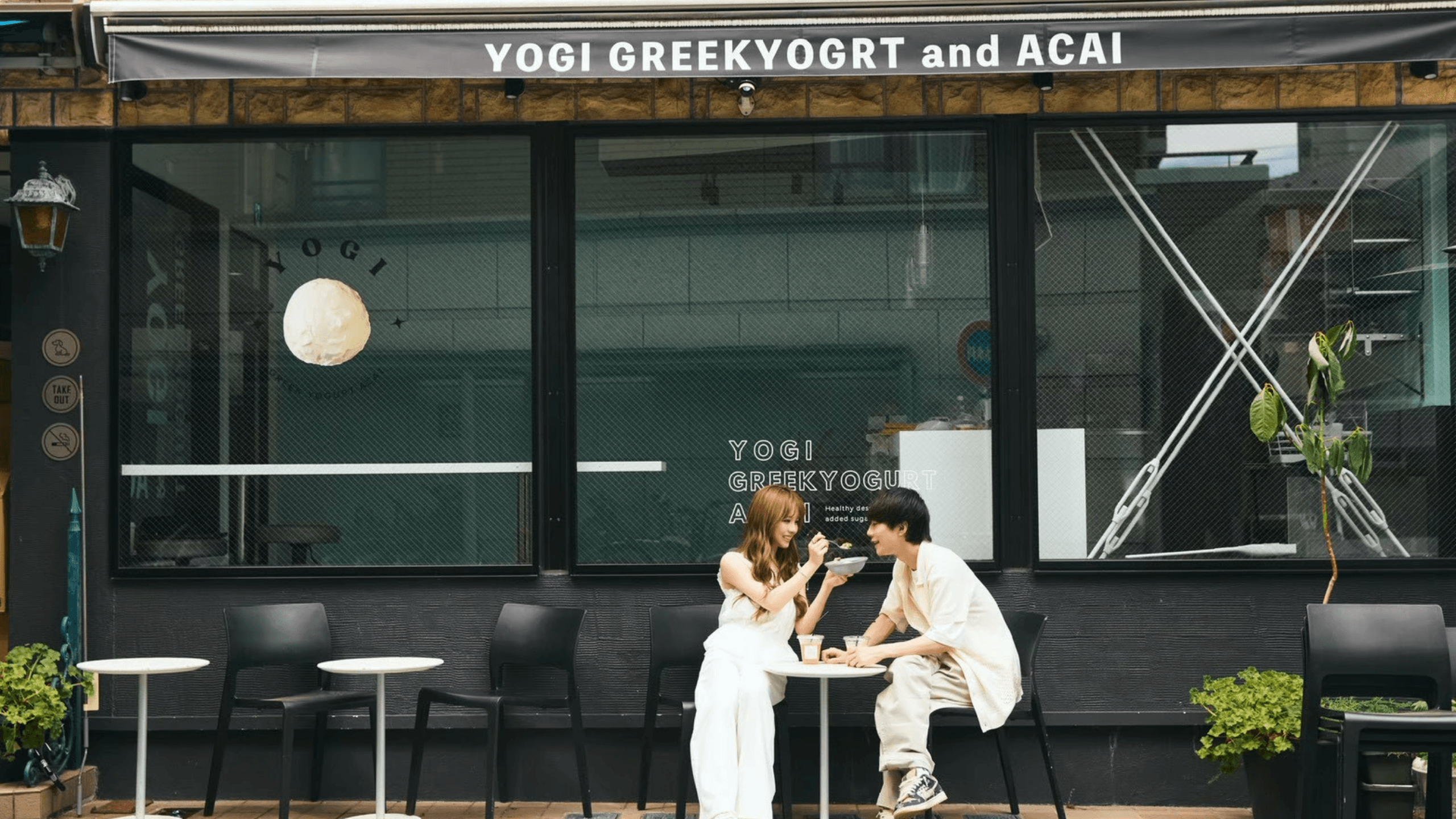YOGIの店舗外観とテラス席